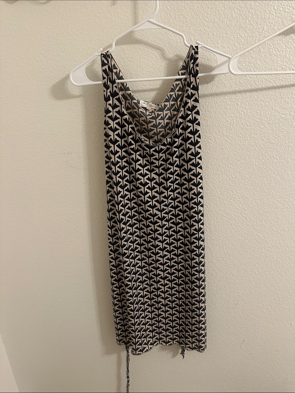 Sleeveless Black and White Patterned Tie-Waist Dress